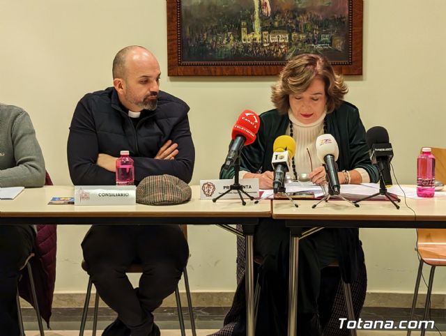 El alcalde felicita al Nazareno de Honor y al Pregonero de la Semana Santa del 2024 tras su nombramiento por parte del Ilustre Cabildo Superior de Procesiones - 10