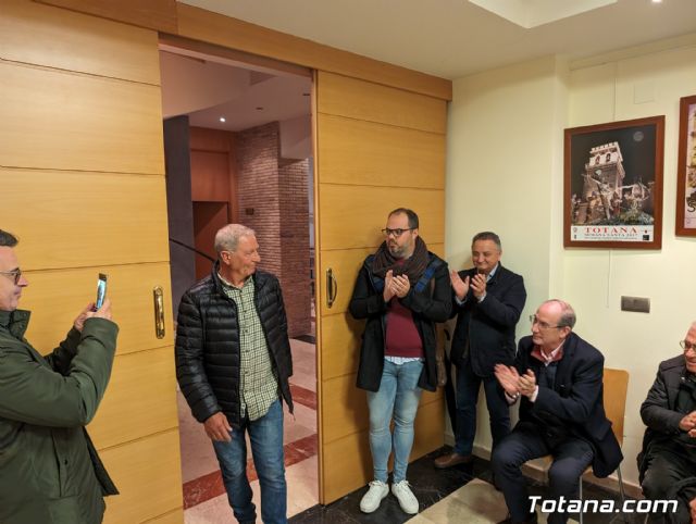 El alcalde felicita al Nazareno de Honor y al Pregonero de la Semana Santa del 2024 tras su nombramiento por parte del Ilustre Cabildo Superior de Procesiones - 11