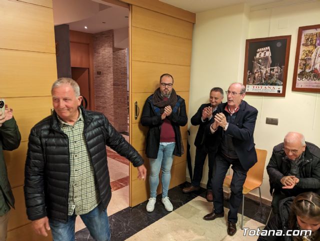 El alcalde felicita al Nazareno de Honor y al Pregonero de la Semana Santa del 2024 tras su nombramiento por parte del Ilustre Cabildo Superior de Procesiones - 12