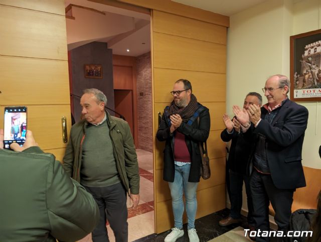 El alcalde felicita al Nazareno de Honor y al Pregonero de la Semana Santa del 2024 tras su nombramiento por parte del Ilustre Cabildo Superior de Procesiones - 18