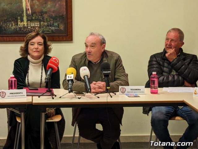 El alcalde felicita al Nazareno de Honor y al Pregonero de la Semana Santa del 2024 tras su nombramiento por parte del Ilustre Cabildo Superior de Procesiones - 24