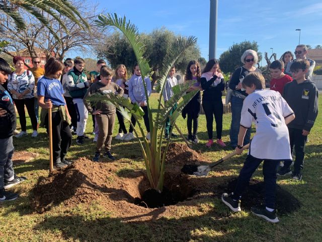 Escolares del colegio El Recuerdo y voluntarios del Banco del Tiempo recordaron hoy a las víctimas de violencia de género - 1, Foto 1