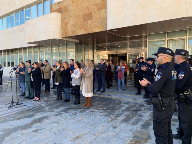 Minuto de silencio en apoyo a la Guardia Civil - 1, Foto 1