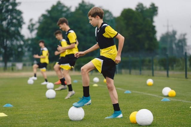 Aprender inglés practicando fútbol con entrenadores de un equipo favorito de la Liga Inglesa - 1, Foto 1