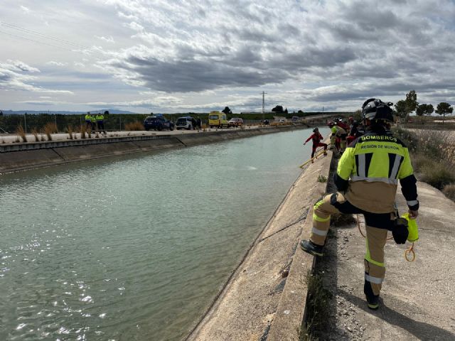 Servicios de emergencia retiran del Canal del Trasvase Tajo-Segura un vehículo sin ocupantes en Fortuna - 1, Foto 1