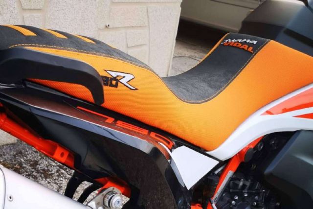 JM-FUNDAS explica cómo los asientos de motos antideslizantes permiten un mayor agarre - 1, Foto 1