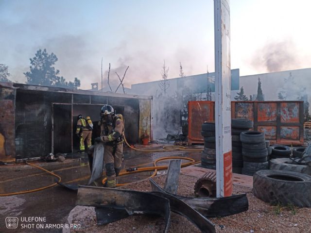 Bomberos del Consorcio de Extinción de Incendios y Salvamento extinguen un incendio en el Ecoparque de Los Alcázares - 1, Foto 1
