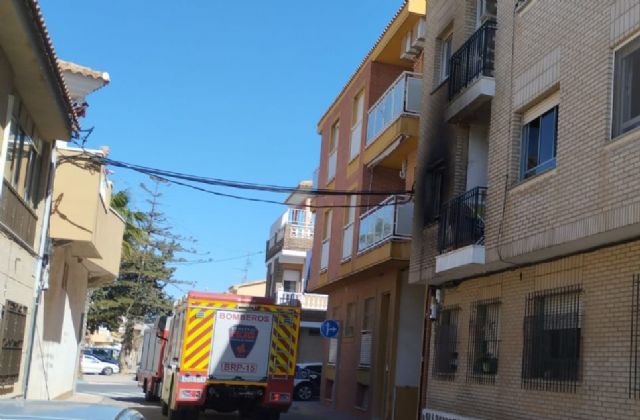 Bomberos del CEIS extinguen un incendio en un edificio en Los Alcázares - 1, Foto 1