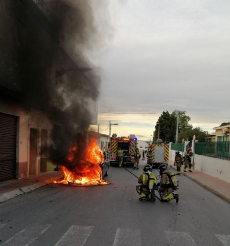 Servicios de emergencia han extinguido el incendio de un vehículo en Molina de Segura - 1, Foto 1