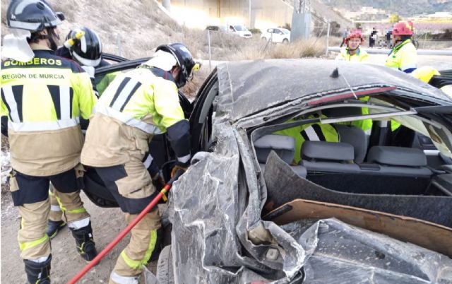Bomberos han excarcelado a una persona que resultó atrapada en el interior de su vehículo tras sufrir un accidente en Blanca - 1, Foto 1