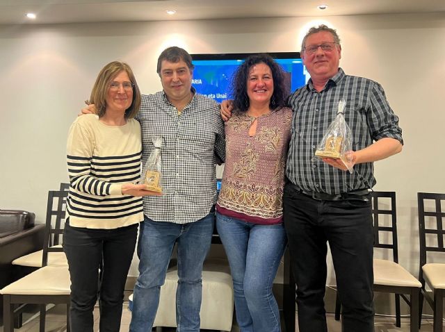 Los farmacéuticos Beatriz Gastón y Unai Berasategi premiados por la Asociación de Farmacéuticos Euskaldunes (FEUSE) - 1, Foto 1