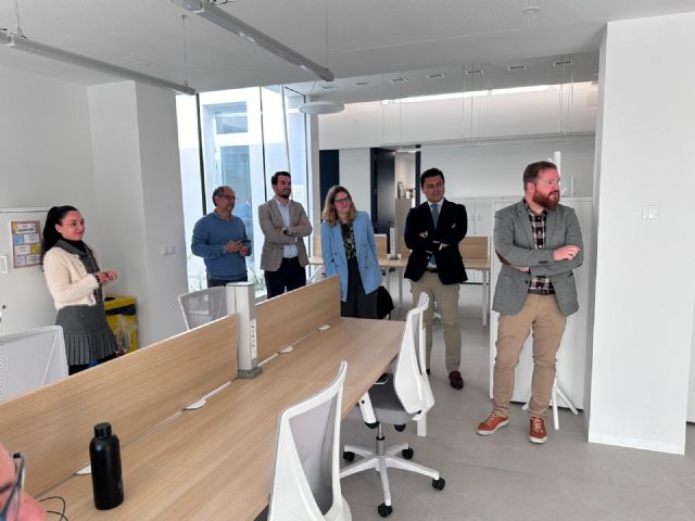 La presidenta de la Asociación de Jóvenes Empresarios de la Región de Murcia, Almudena Abellán, visita el Centro de Negocios de San Javier - 1, Foto 1