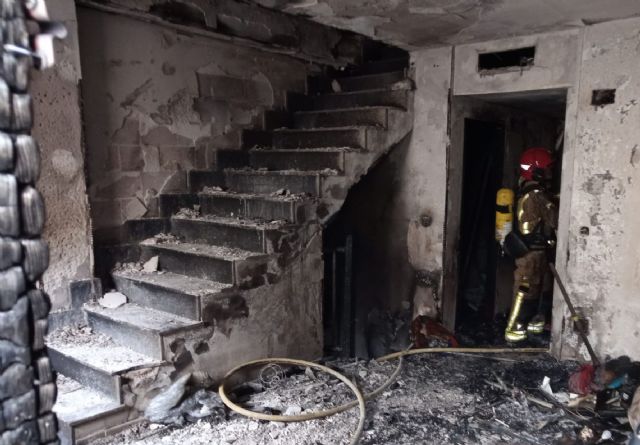 Servicios de emergencia han atendido a una persona por quemaduras y extinguido el incendio de una vivienda en Blanca - 1, Foto 1
