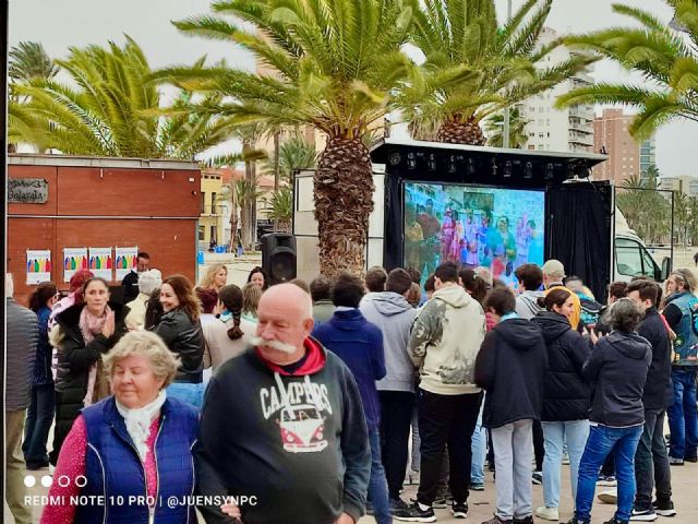 Las Ferias del Libro y de Asociaciones atraen a cientos de personas durante el fin de semana en la explanada Barnuevo - 1, Foto 1