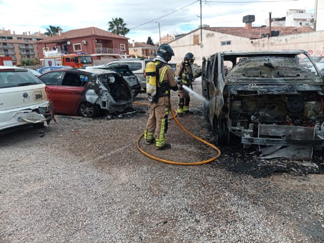 Incendio de una furgoneta en un descampado en camino Marín en Lorca - 1, Foto 1