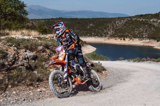 ADHESIVOSEMBARRADOS ofrece a los aficionados de las motos equipaciones personalizadas - 1, Foto 1