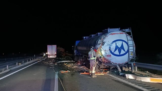 Accidente de dos camiones en la Autovía A-33>Blanca en Jumilla - 1, Foto 1