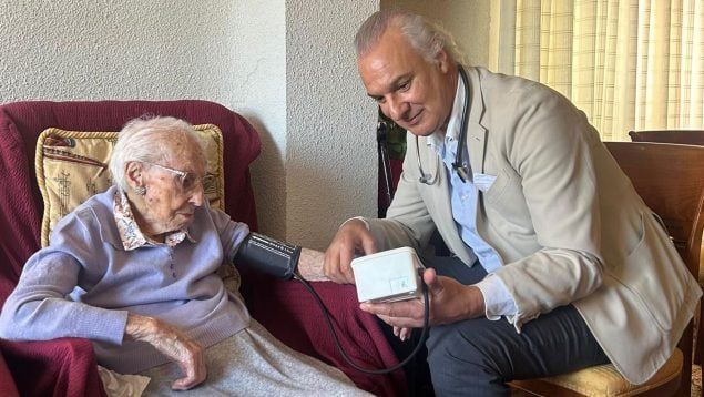 Doña Josefa revela su secreto para llegar sana a los 107 años, arropada por el doctor Manuel de la Peña - 1, Foto 1