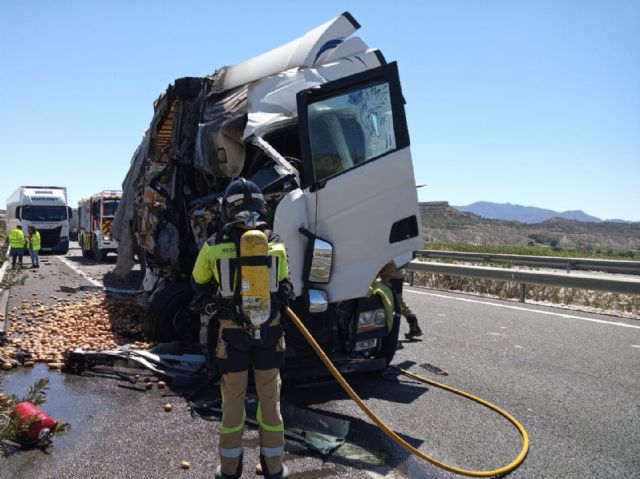 Un camionero herido al colisionar dos camiones en la autovía A-30, a su paso por Cieza - 1, Foto 1