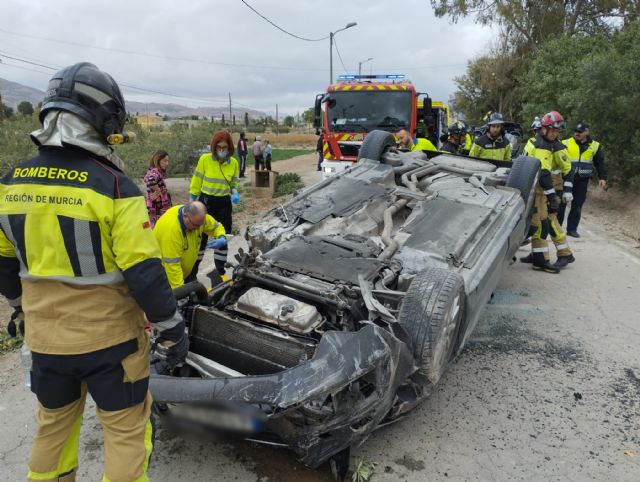 Trasladado al hospital al conductor de un turismo volcado en El Campillo (Lorca) - 1, Foto 1