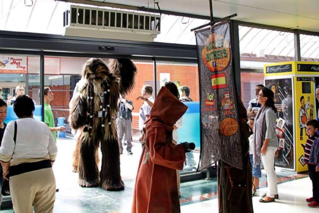 El mercado del juguete de Madrid celebra el día de la fuerza - 1, Foto 1