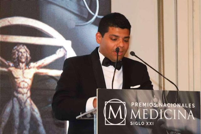 El Dr. Antonio Fernández Brito de Microcapilar Hair Clinic, galardonado como Cirujano Capilar - 1, Foto 1