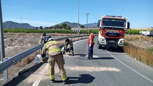 Neutralizan un derrame de ácido provocado por la caída de garrafas del camión que las transportaba en la Estación de Blanca - 1, Foto 1