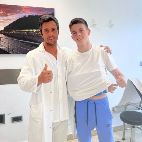 El piloto de Moto3, Xabi Zurutuza, acude a Policlínica Gipuzkoa para conocer el alcance de su lesión - 1, Foto 1