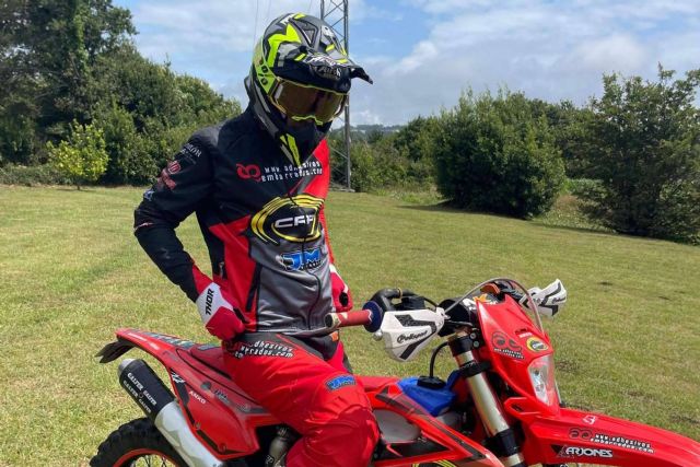ADHESIVOSEMBARRADOS ofrece la posibilidad de personalizar al máximo la ropa de motocross - 1, Foto 1