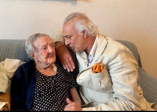 El doctor Manuel de la Peña habla con Dolores Buitrago que cumple 110 años cantándole coplas - 1, Foto 1