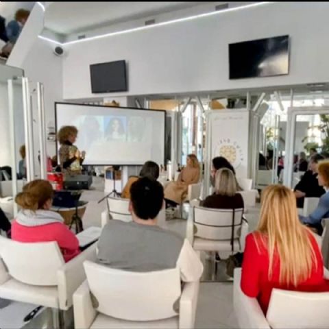 Lino Curly ofrece formación especializada para peluquerías para descubrir nuevas técnicas y estilos en el cuidado del cabello rizado - 1, Foto 1