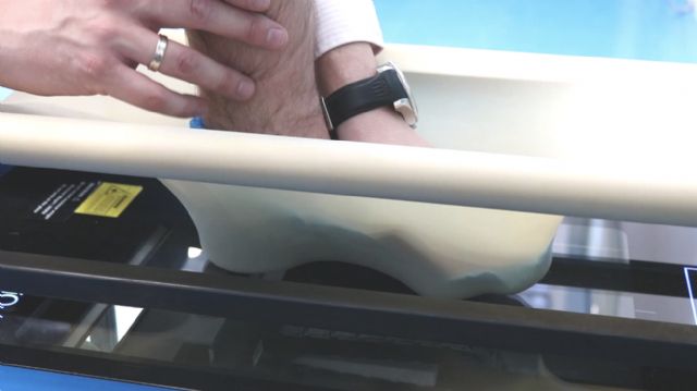 La Unidad del Pie de Policlínica Gipuzkoa recomienda usar calzado con suela gruesa y flexible, mejor que suela fina y dura, para prevenir la fascitis plantar - 1, Foto 1