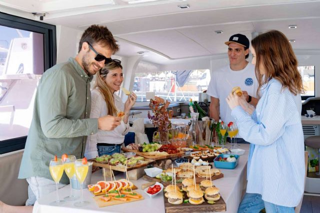 Sondevela ofrece una experiencia gastronómica inolvidable de brunch en Barcelona, a bordo de su catamarán de lujo - 1, Foto 1
