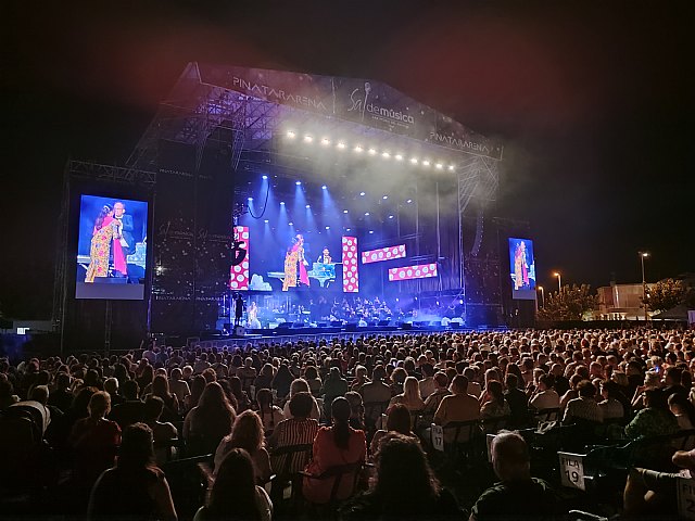 Isabel Pantoja conquista a su pblico en San Pedro del Pinatar con un emotivo concierto en su 50 aniversario sobrelosescenarios - 6