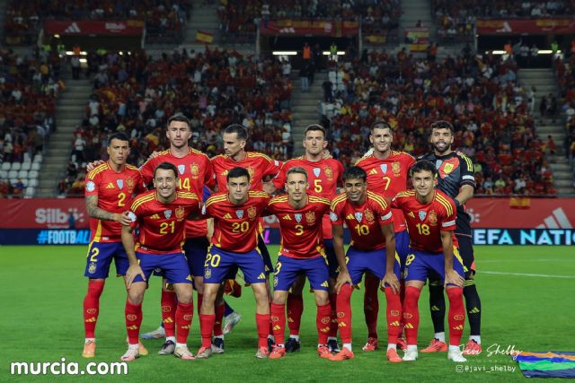 Murcia se viste de rojo para arrebatarle el liderato de grupo a Dinamarca - 1