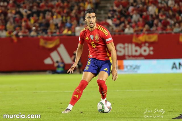 Murcia se viste de rojo para arrebatarle el liderato de grupo a Dinamarca - 10