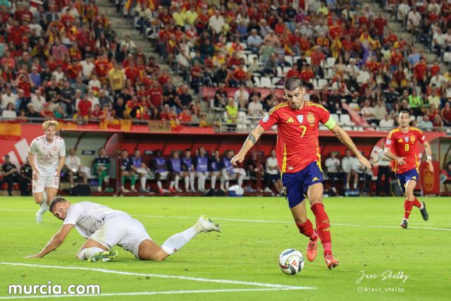 Murcia se viste de rojo para arrebatarle el liderato de grupo a Dinamarca - 11