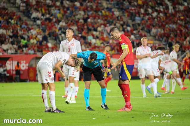 Murcia se viste de rojo para arrebatarle el liderato de grupo a Dinamarca - 14