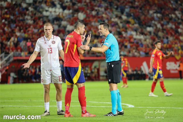 Murcia se viste de rojo para arrebatarle el liderato de grupo a Dinamarca - 15