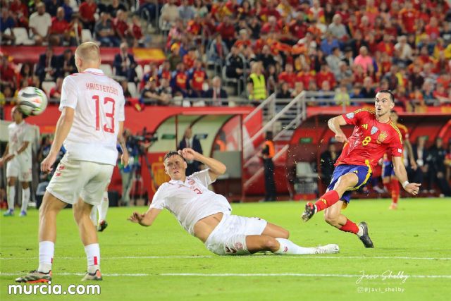 Murcia se viste de rojo para arrebatarle el liderato de grupo a Dinamarca - 16