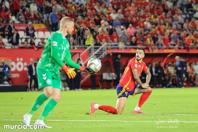 Murcia se viste de rojo para arrebatarle el liderato de grupo a Dinamarca - 17