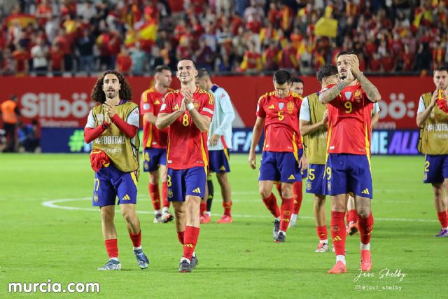 Murcia se viste de rojo para arrebatarle el liderato de grupo a Dinamarca - 18