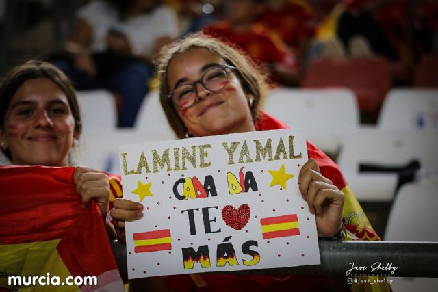 Murcia se viste de rojo para arrebatarle el liderato de grupo a Dinamarca - 22