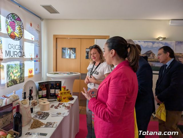 La consejera Rubira asiste a la Feria 