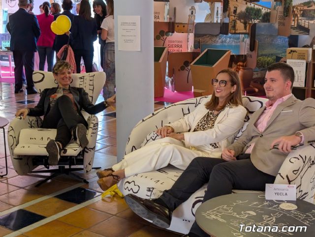 La consejera Rubira asiste a la Feria 