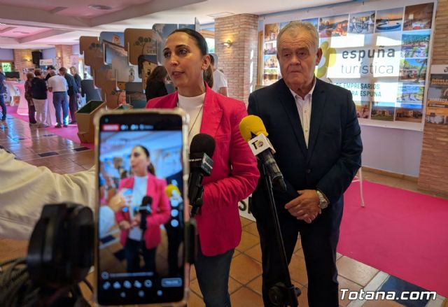 La consejera Rubira asiste a la Feria 