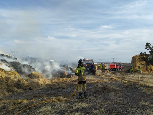 Servicios de emergencia intervienen en la extincin de un incendio en terreno agrcola en Alhama de Murcia, Foto 1