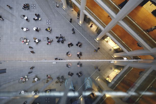 El sesenta por ciento de los empleados planea cambiar de trabajo este año, según el último estudio de Aon - 1, Foto 1