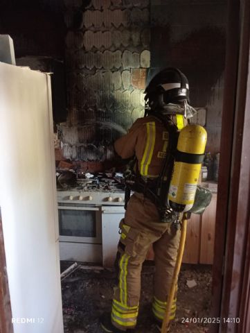 Extinguen un incendio declarado en una vivienda en Marchena (Lorca) - 1, Foto 1