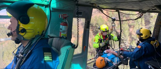 Rescatan y evacuan por aire a una ciclista herida de gravedad en Sangonera la Verde - 1, Foto 1